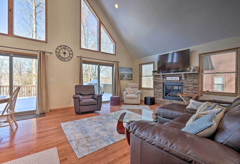 Large Deck + Resort Amenities: Lake Ariel Retreat