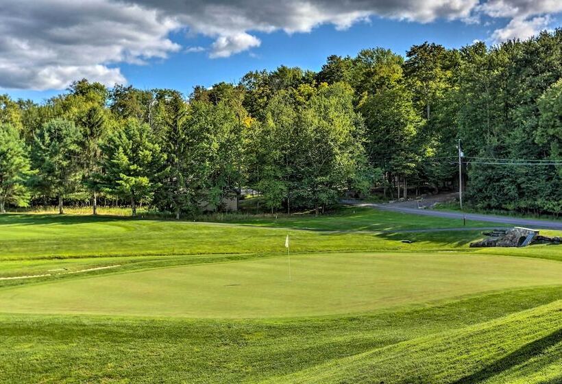 Large Deck + Resort Amenities: Lake Ariel Retreat