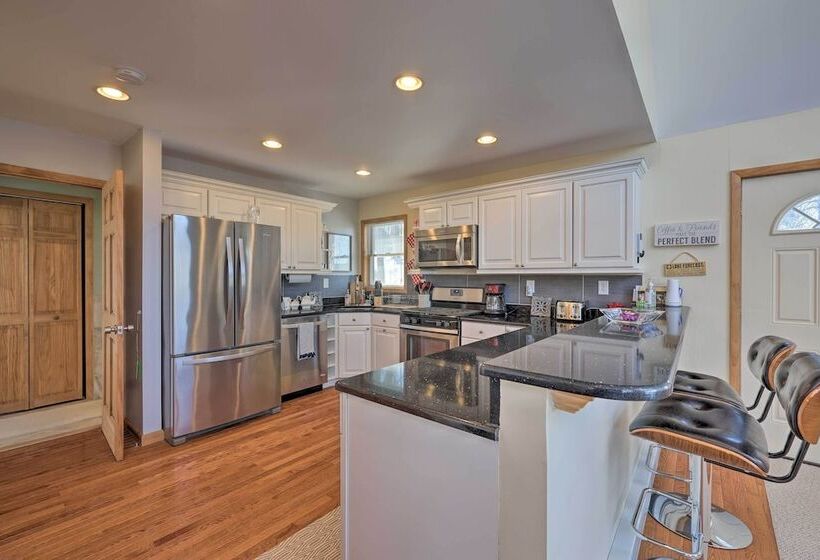 Large Deck + Resort Amenities: Lake Ariel Retreat