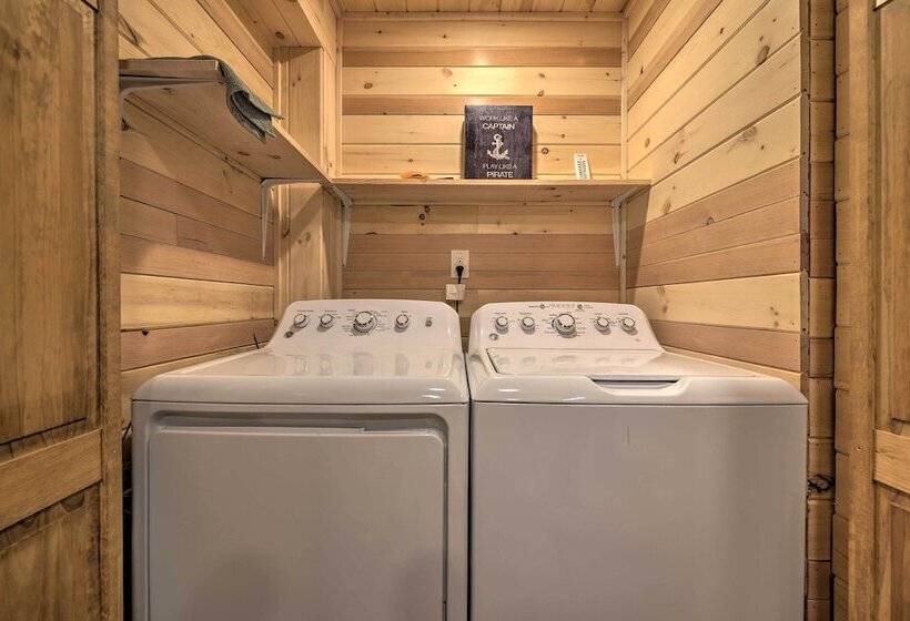 Large Deck + Resort Amenities: Lake Ariel Retreat