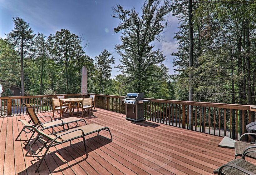 Large Deck + Resort Amenities: Lake Ariel Retreat