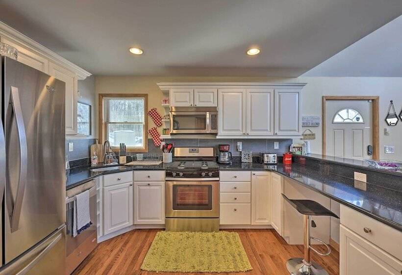 Large Deck + Resort Amenities: Lake Ariel Retreat