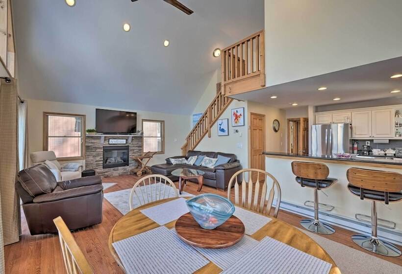 Large Deck + Resort Amenities: Lake Ariel Retreat