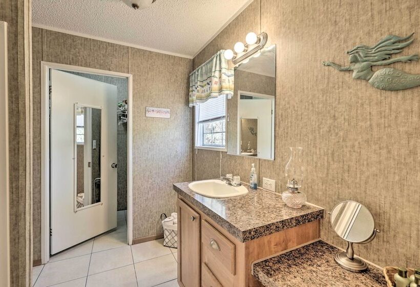 Keaton Beach Escape W/ Hot Tub: 2 Mi To Shore