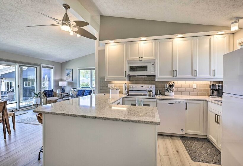 Lakefront Bellevue Home: Private Beach & Fire Pit!