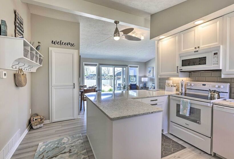 Lakefront Bellevue Home: Private Beach & Fire Pit!