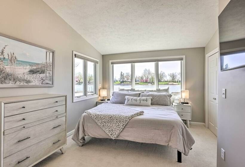 Lakefront Bellevue Home: Private Beach & Fire Pit!