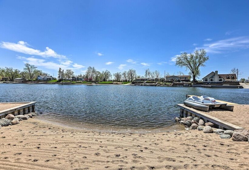 Lakefront Bellevue Home: Private Beach & Fire Pit!