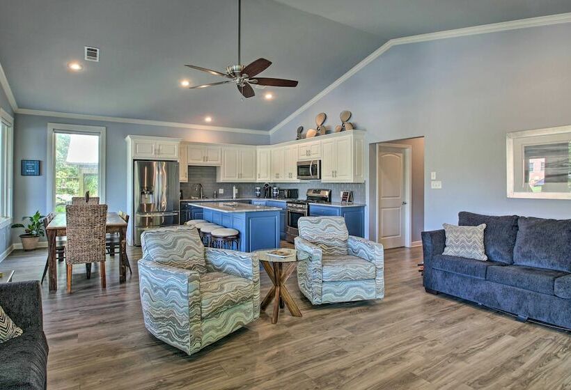 Lakefront Home W/ Outdoor Living, Kayaks + Dock!