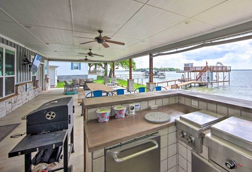 Private Dock & Boat House: Lakefront Mabank Home