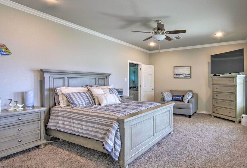 Private Dock & Boat House: Lakefront Mabank Home