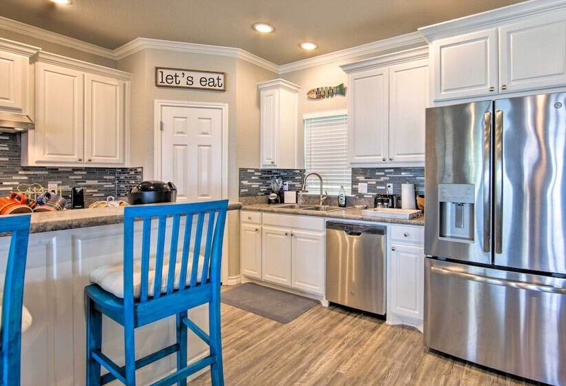 Private Dock & Boat House: Lakefront Mabank Home