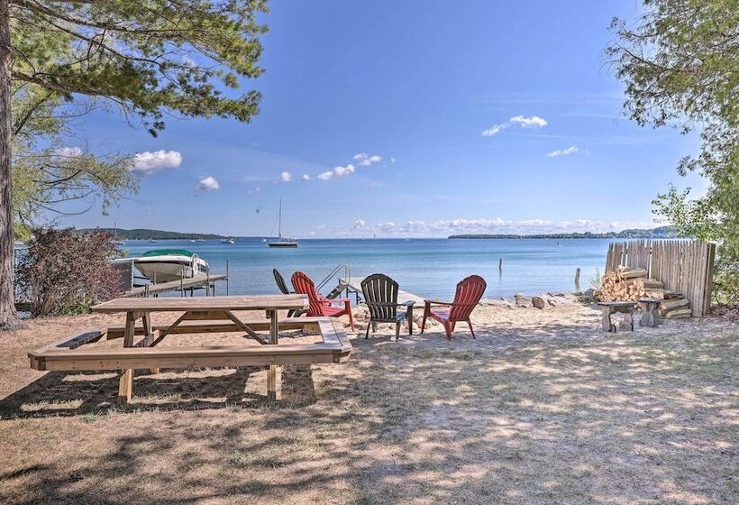 Lakefront  Manitou Cottage  < 1 Mi To Downtown!