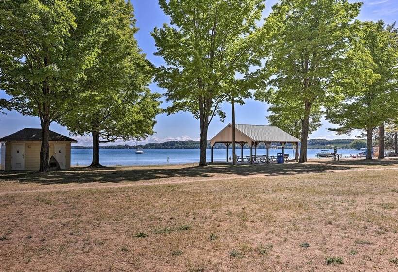 Lakefront  Manitou Cottage  < 1 Mi To Downtown!