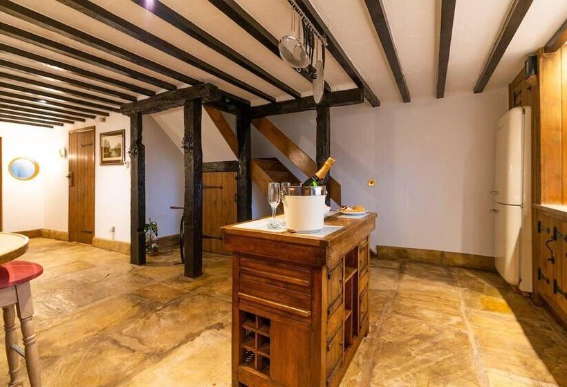 Lakeside Escape, Stone Countryside Cottage