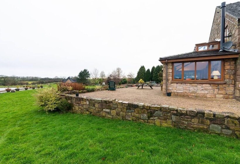 Lakeside Escape, Stone Countryside Cottage