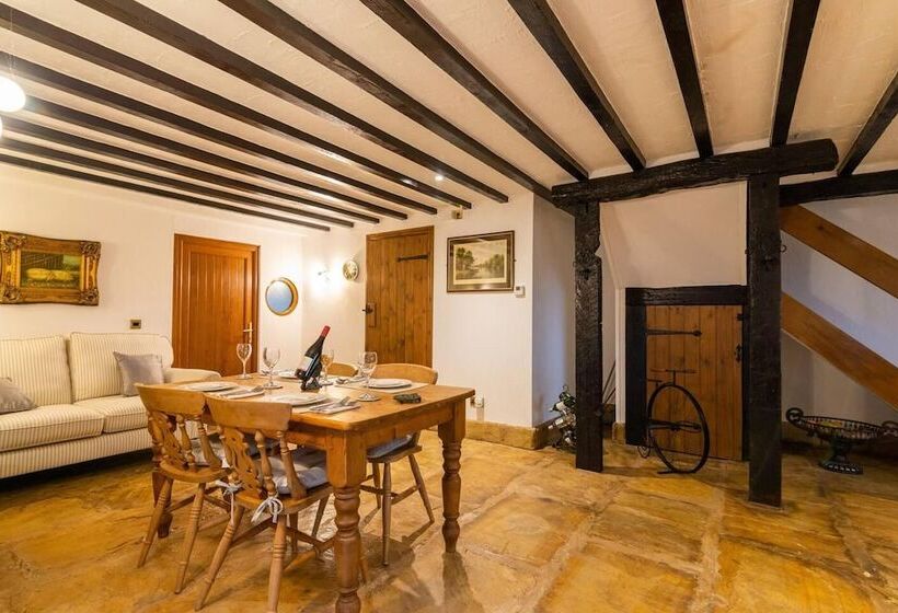 Lakeside Escape, Stone Countryside Cottage