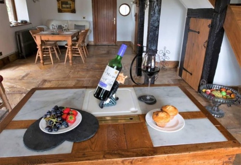 Lakeside Escape, Stone Countryside Cottage