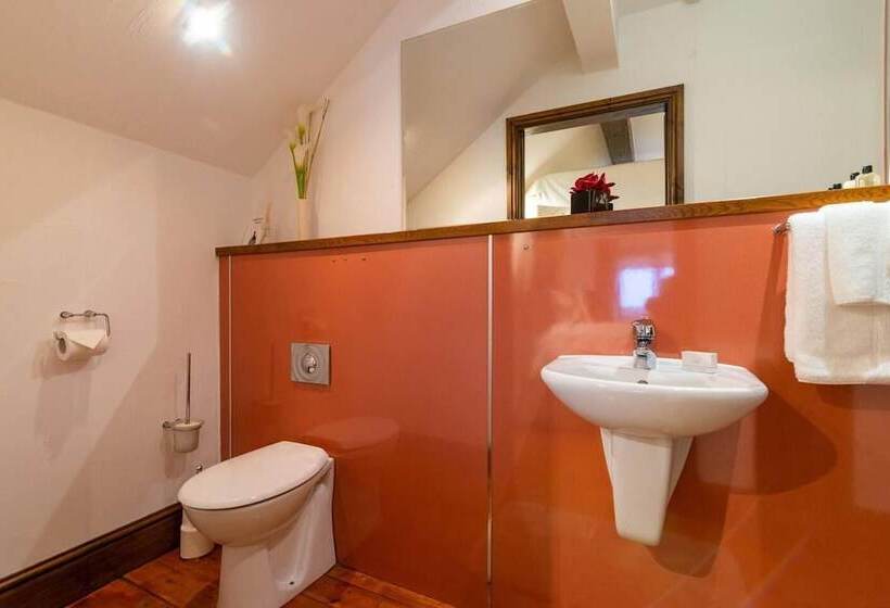 Lakeside Escape, Stone Countryside Cottage