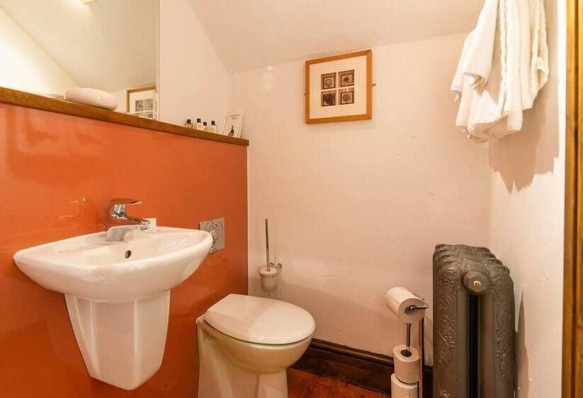 Lakeside Escape, Stone Countryside Cottage