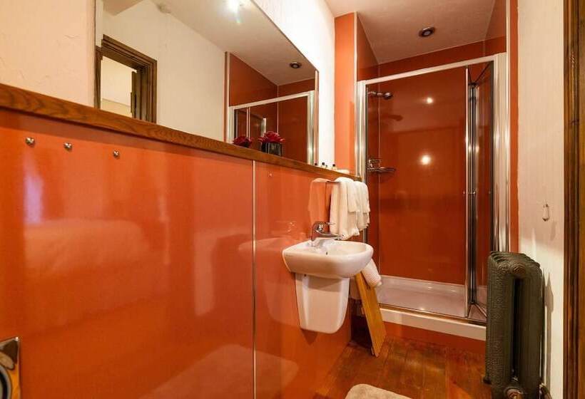 Lakeside Escape, Stone Countryside Cottage