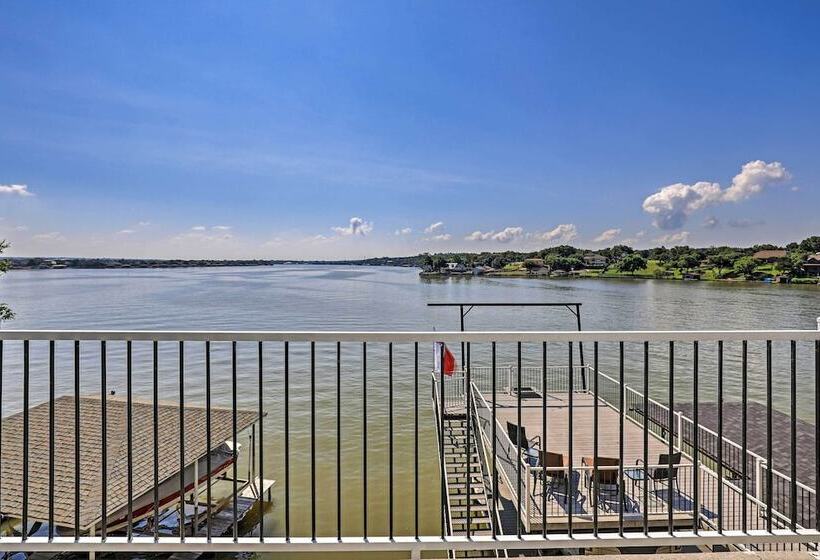 Lavish Lake House, Near Vineyards + Marinas!