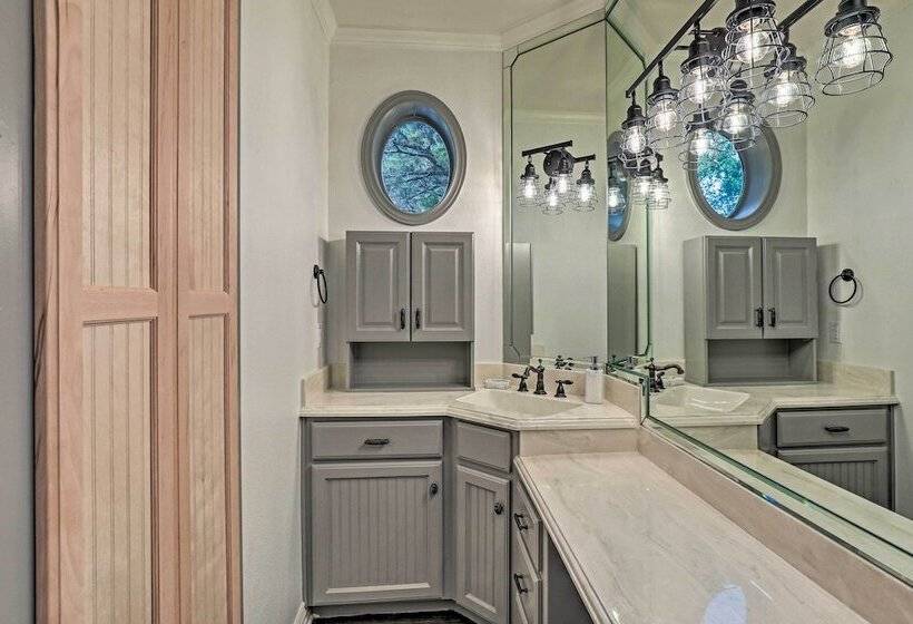 Lavish Lake House, Near Vineyards + Marinas!