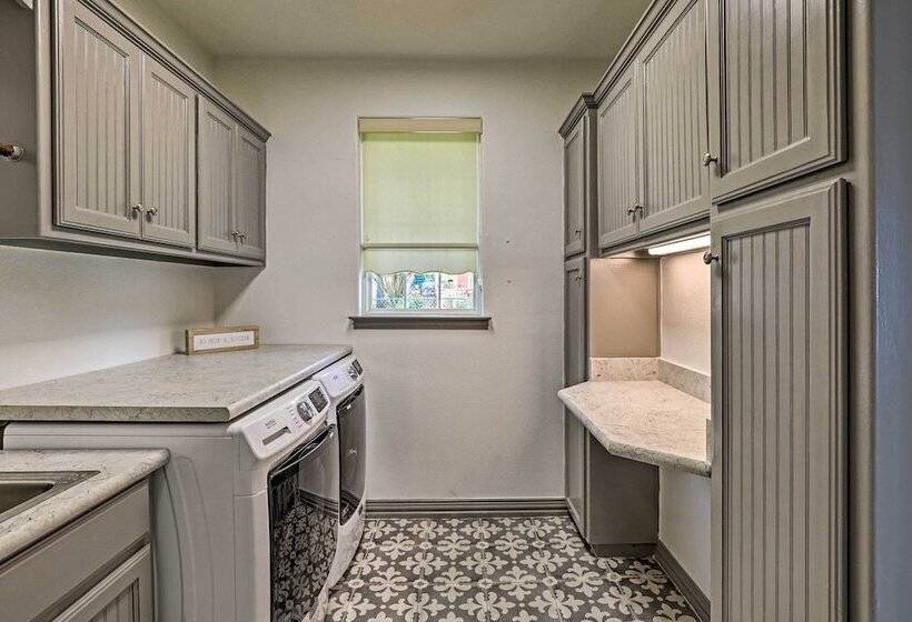 Lavish Lake House, Near Vineyards + Marinas!