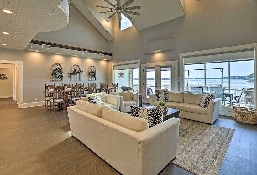 Lavish Lake House, Near Vineyards + Marinas!