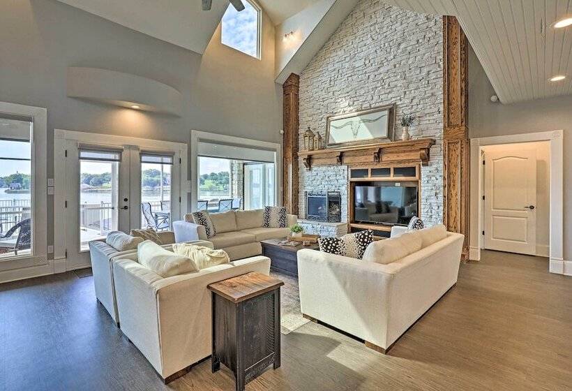 Lavish Lake House, Near Vineyards + Marinas!