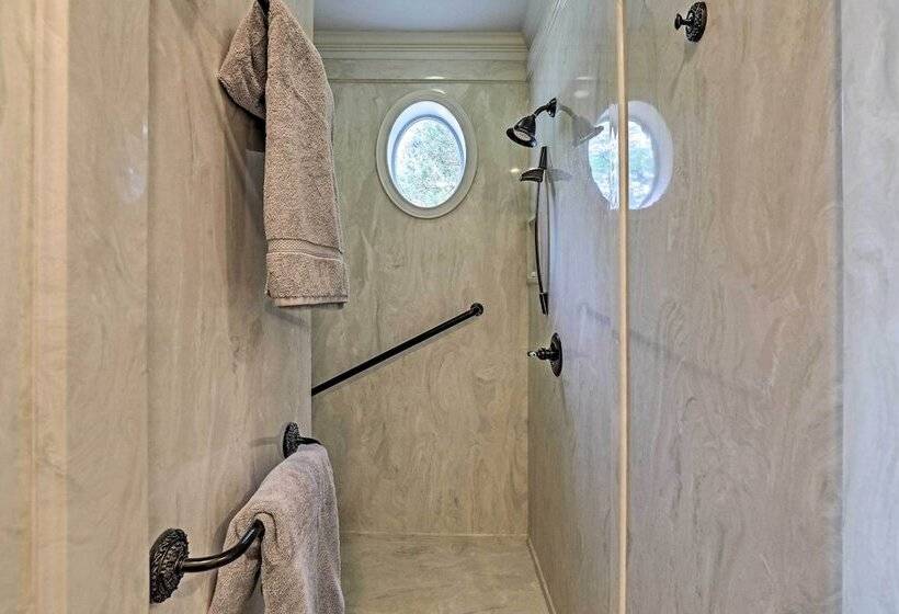 Lavish Lake House, Near Vineyards + Marinas!