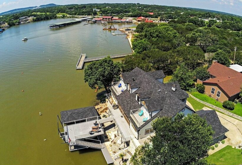 Lavish Lake House, Near Vineyards + Marinas!