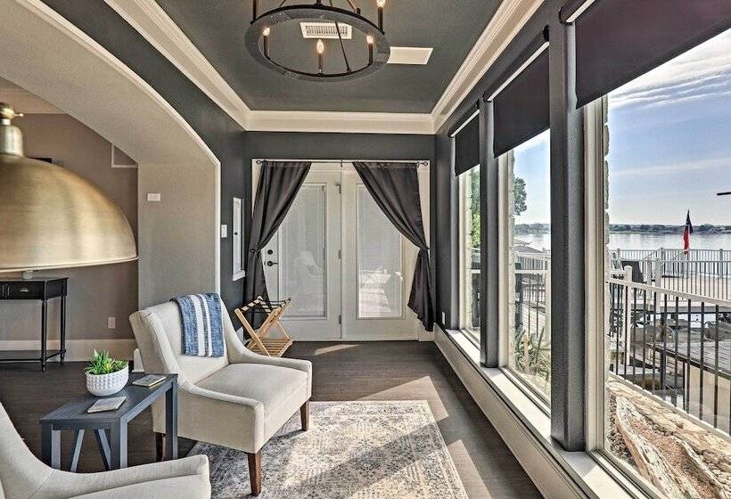 Lavish Lake House, Near Vineyards + Marinas!