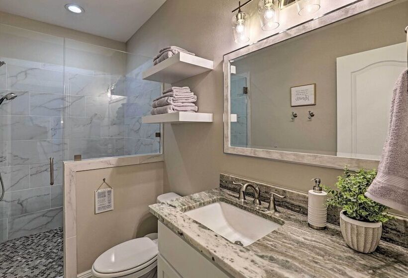 Lavish Lake House, Near Vineyards + Marinas!