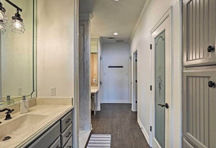 Lavish Lake House, Near Vineyards + Marinas!