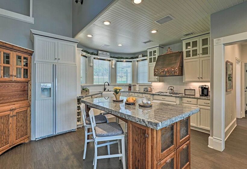 Lavish Lake House, Near Vineyards + Marinas!