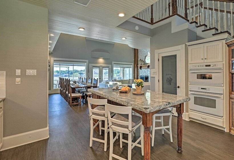 Lavish Lake House, Near Vineyards + Marinas!