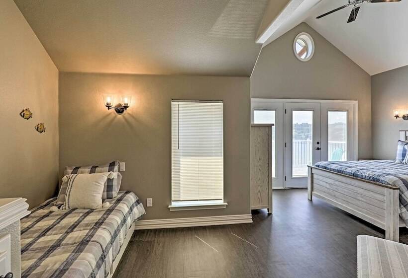 Lavish Lake House, Near Vineyards + Marinas!