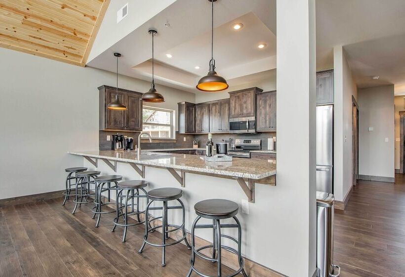 Lavish Retreat W/ Decks, Steps To Table Rock Lake!