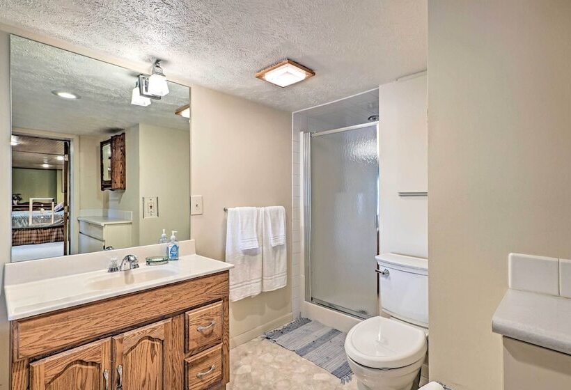 2 Mi To Winery: Le Roy Escape W/ Fire Pit & Views