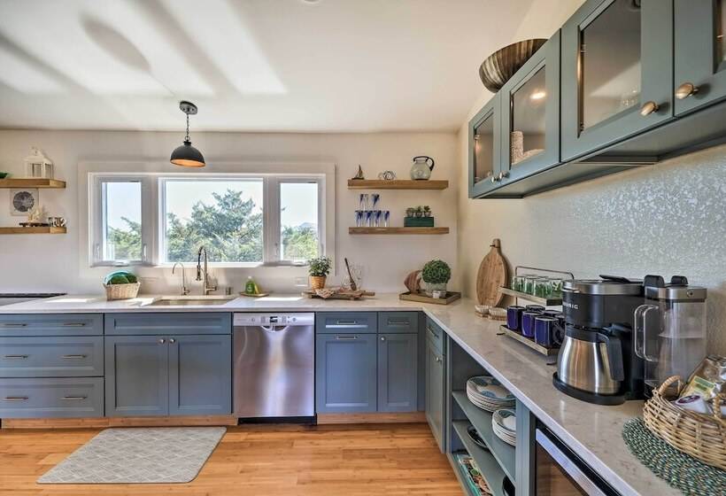 Lovely Avon Home: Walk To Bay & Boat Launch!