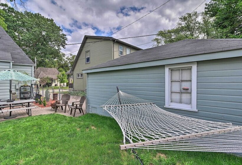 Lovely Dearborn Home W/ Gas Grill & Backyard!