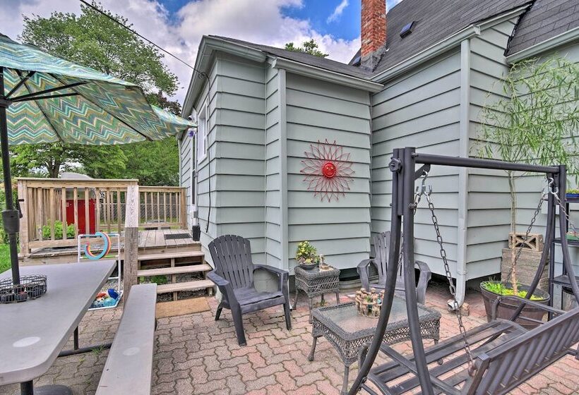 Lovely Dearborn Home W/ Gas Grill & Backyard!