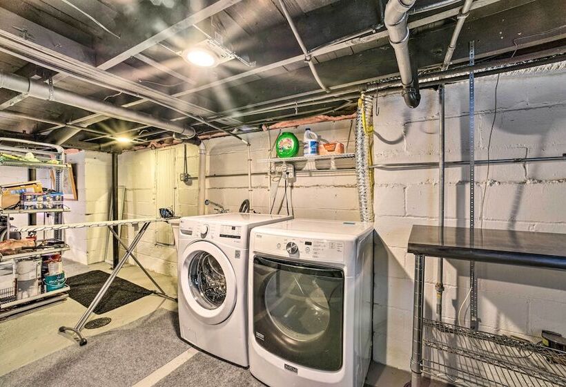 Lovely Dearborn Home W/ Gas Grill & Backyard!