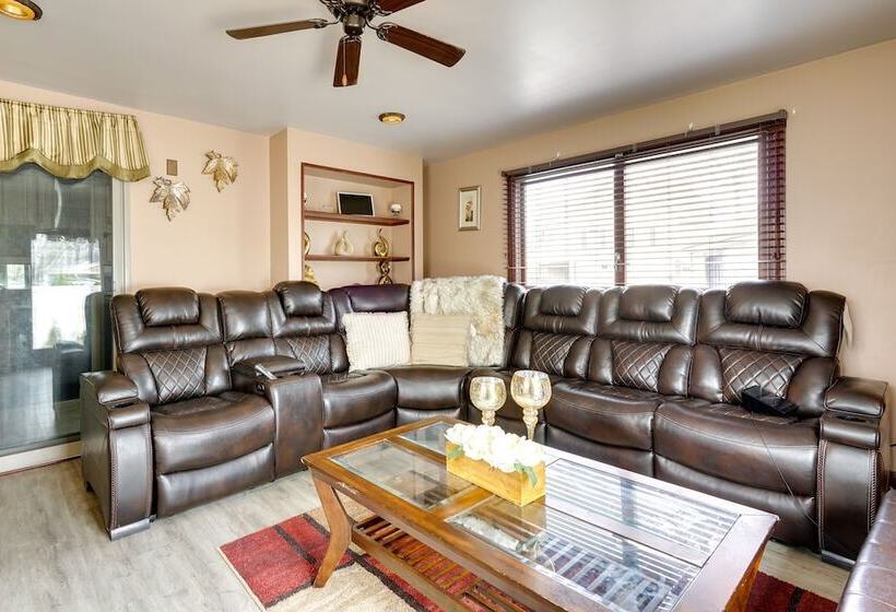 Lovely Ocean Gate Home < 1 Mi To Beach!