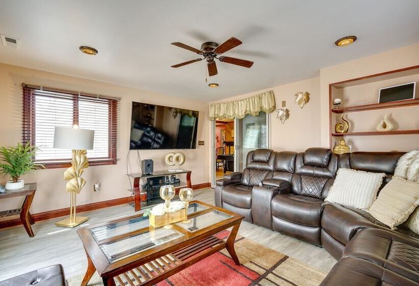 Lovely Ocean Gate Home < 1 Mi To Beach!