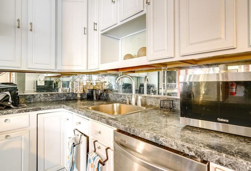 Lovely Ocean Gate Home < 1 Mi To Beach!