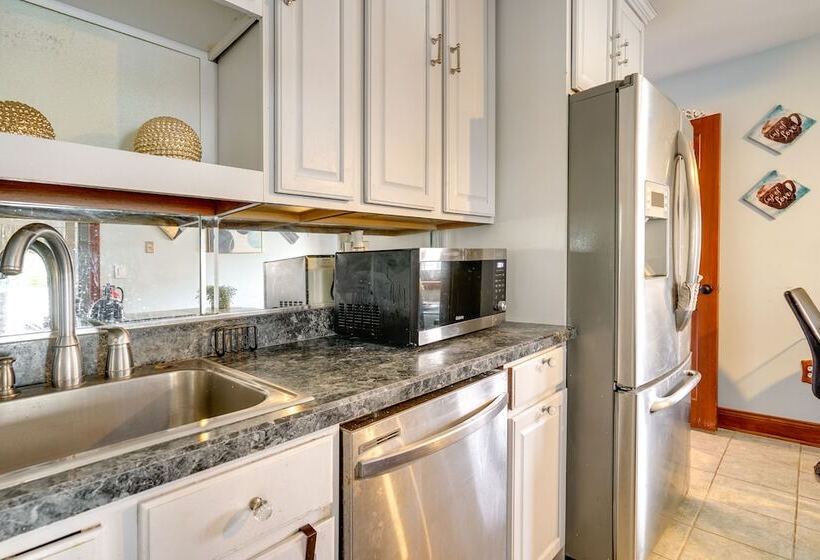 Lovely Ocean Gate Home < 1 Mi To Beach!