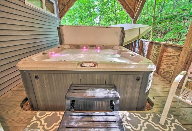 Ludlow Home W/ Hot Tub, Near Okemo Resort!