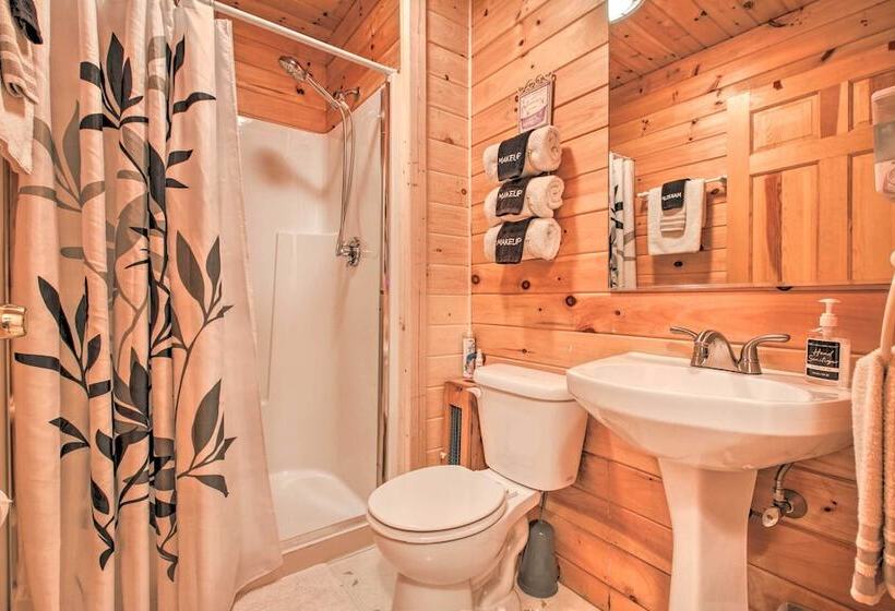 Ludlow Home W/ Hot Tub, Near Okemo Resort!